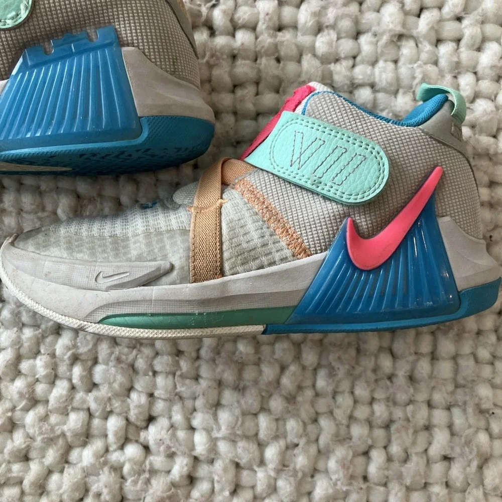 Nike Lebron Witness 7‎ Size 1Y US KIDS